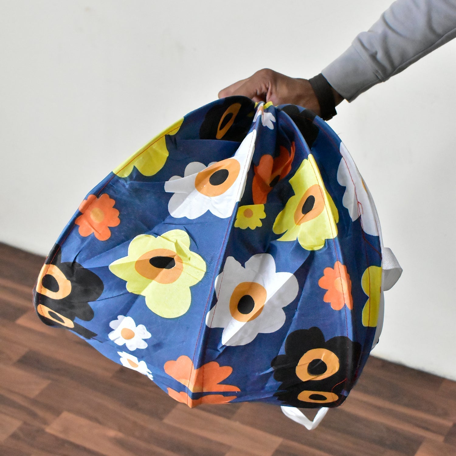 Canvas laundry bag with foldable feature